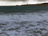 Sainte Croix  Mer déchaînée. Au loin le phrare de la Couronne à l'entrée Est du Golfe de Fos. Construit en 1959 - Hauteur 36 mètres