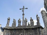 Croix  Bretagne - Confort-Meilars - Finistère - Croix sur le calvaire (deuxième moitié du XVIe siècle) devant l'église ND de Confort (XVIe également)