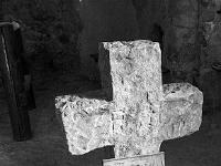 Croix  Croix de pierre devant l'hôtel dans la petite église du village abandonné d'Abros (Alpes de Haute Provence)