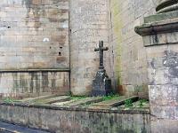 Croix  Bretagne - Morbihan - Croix devant des tombes à l'église d'Auray