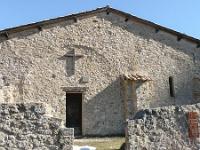 Croix  Croix au dessus de l'unique entrée de la chapelle de Dromon. Chapelle Bâtie au XVII sur des vestiges plus anciens et qui cache une crypte du XIème siècle (Alpes de Ht Provence)