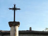 Croix  Croix à Dauphin dans le village médiéval (Alpes de Ht Provence)