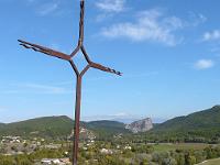 Croix  Croix à Dauphin à l'Est du village médiéval  (Alpes de Ht Provence)