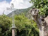Croix  A l'entrée Ouest de Remollon (Hautes Alpes)