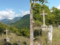 Croix  Croix dans le cimetière du vieux village de Curel aujourd'hui ruiné (Alpes de Ht Provence)