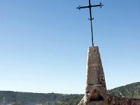 Croix  Sur le chemin de croix qui monte à ND de Beauvoir à Moustier-Sainte-Marie (Alpes de Haute Provence)