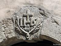 Croix  Sur un linteau de porte dans le village médiéval de Tallard (Hautes Alpes)