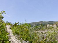 Gorges de la Méouge - Tour Pierre Grosse  Le sentier. A droite, on aperçois l'ancienne école de Pomet ...