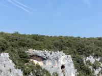 Tour des gorges d'Oppedette  Une grotte dans la falaise ...