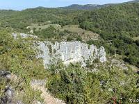 Tour des gorges d'Oppedette  Voici la falaise d'escalade au Nord du village, et le fin de la traversée ...