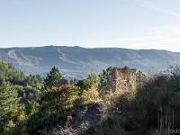 Gorges de Saint-Génis  Ruine au Nord de Saint-Génis. Au loin, la montagne de Chabre