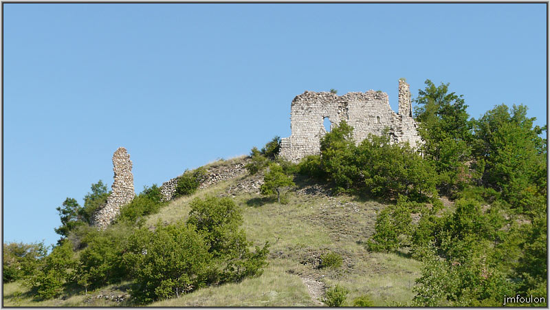 arzelier-ch-11web.jpg - On voit bien à gauche les vestiges d'une tour de garde, à sa droite les restes du rempart et le mur Sud-Est de l'église