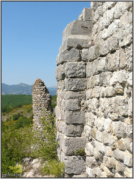 arzelier-ch-17web.jpg - Vue de l'extérieur sur la tour et le mur de l'église