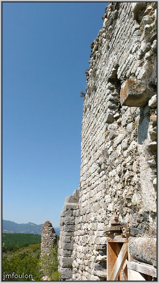 arzelier-ch-18web.jpg - La base du mur étant fondée sur un sol marneux qui s'est érodé au fil des siècle à nécessité des travaux d'étaillage et de soutient entrepris par le Club du Vieux Manoir