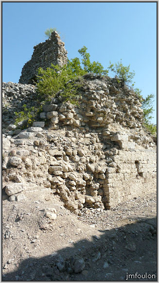 arzelier-ch-29web.jpg - Intérieur de l'église - Mur Nord-Ouest. En haut les restes du château