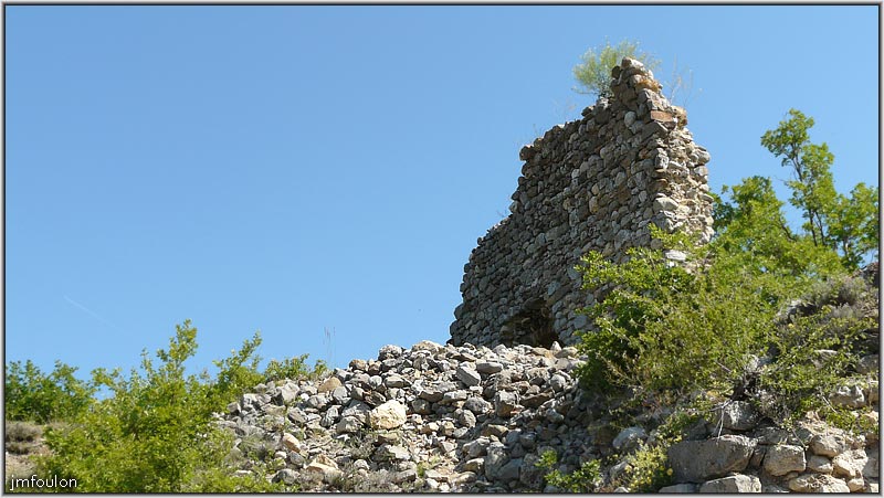 arzelier-ch-43web.jpg - Le château des Arzeliers - De celui-ci ne reste que des tas de pierres, ce pan de mur et les vestiges d'une tour