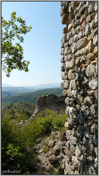 arzelier-ch-45web.jpg - Le château des Arzeliers - Vue vers le Sud-Est depuis le pan de mur. Au second plan les restes de l'église vue précedemment
