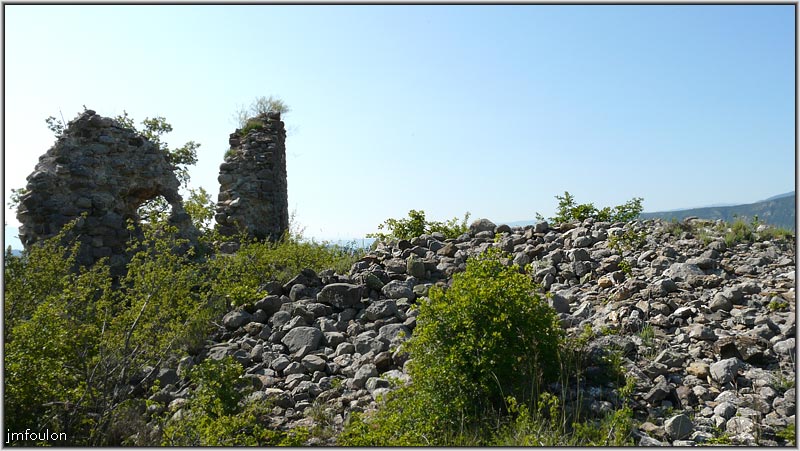 arzelier-ch-48web.jpg - Le château des Arzeliers - On a du mal à s'imaginer qu'ici s'élevait la puissante forteresse des seigneurs d'Arzeliers et de Mévouillon
