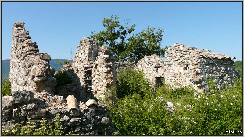 arzelier-village-28.jpg - Ville Vieille - Murs nord et de refend de cette bâtisse