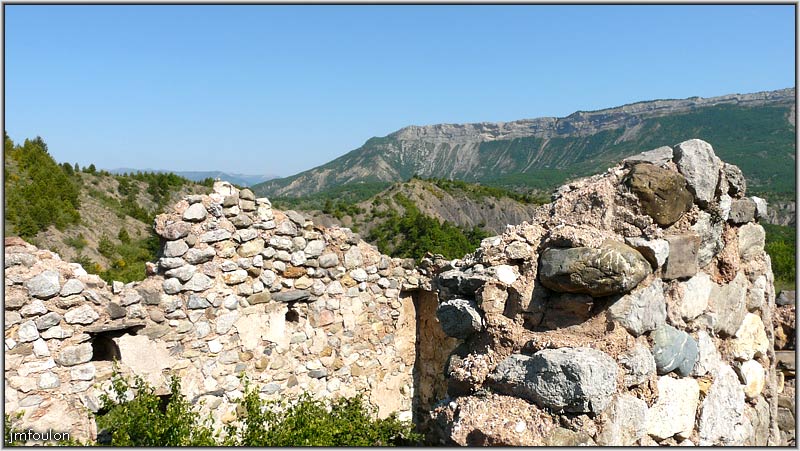 arzelier-village-37.jpg - Ville Vieille - Les murs Ouest, Nord et Est encore debout de la bâtisse vue précedemment