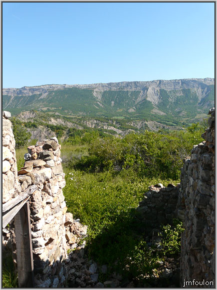 arzelier-village-41.jpg - Ville Vieille - A quelques mètres à l'Est se trouve une autre maison dont on voit ici le mur Ouest