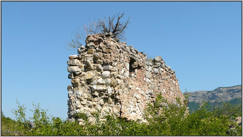 arzelier-village-44.jpg - Ville Vieille - Mur épais conservant une petite ouverture