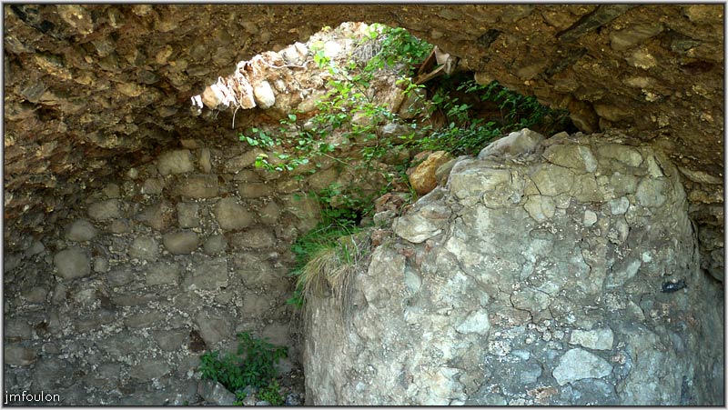arzelier-village-47.jpg - Ville Vieille - Une cave voutée conservant une citerne de pierre