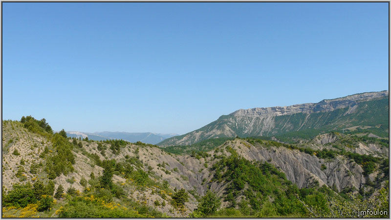 arzelier-village-49.jpg - Ville Vieille - Vue vers le Nord. A droite la partie Est de la montagne de Saint Genis (1234m)