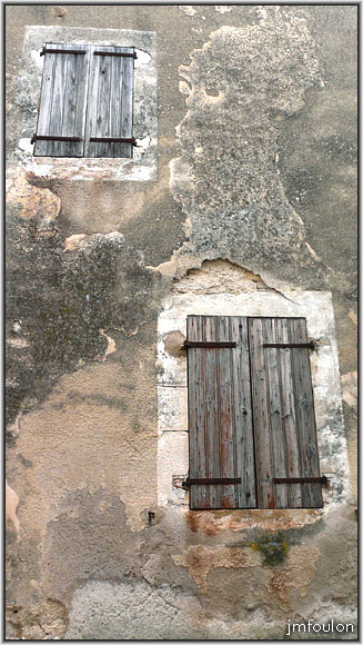 banon-bas-20web.jpg - Vieille façade aux volets fermés