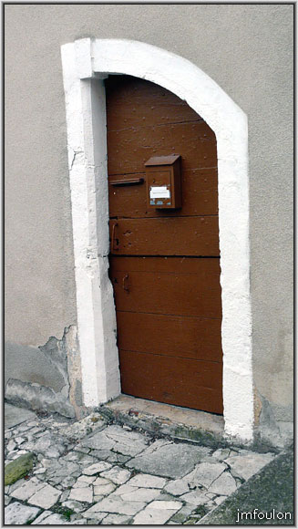 banon-bas-37web.jpg - Une autre porte étonnante. Il doit s'agir d'un ancien porche muré en partie