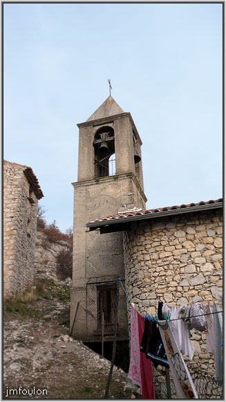 banon-bas-42web.jpg - Le clocher-tour de l'église St-Just. En béton armé ! ... Juste à gauche on aperçois un pigeonnier (1691) que nous allons voir tout de suite