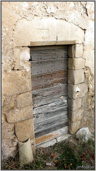 banon-bas-44web.jpg - La porte et le linteau gravé