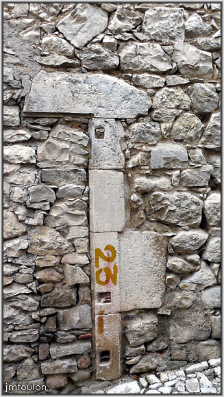 banon-bas-55web.jpg - Vestige d'une ancienne ouverture dans un mur