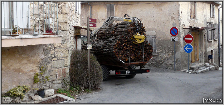 banon-bas-70web.jpg - Tracteur et son chargement de bois quittant la rue de la Bourgade