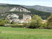Barret sur Méouge - Hautes Alpes  Début mai 2022 - Quartier du Serre des Coucourdes - L'église du village