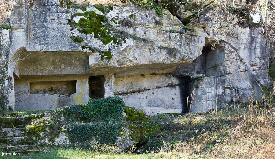 carluc-26-2.jpg - Vue sur les aménagements troglodytes