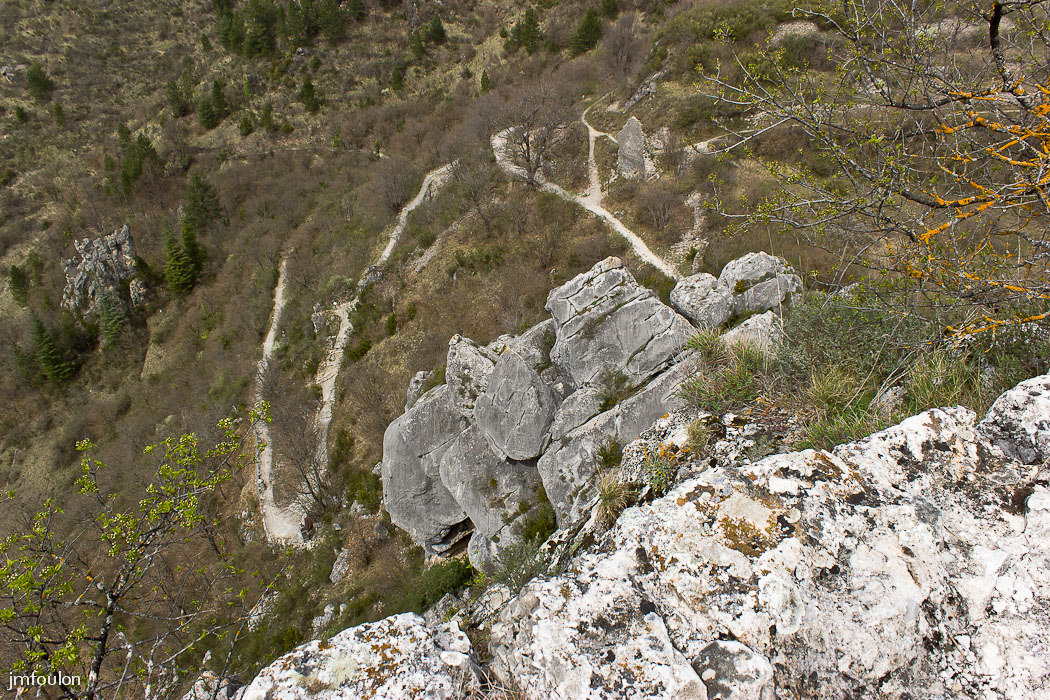 castellane-nd-roc-038.jpg - Vue sur le chemin empierré que nous venons d'empreinter depuis le sommet du rocher