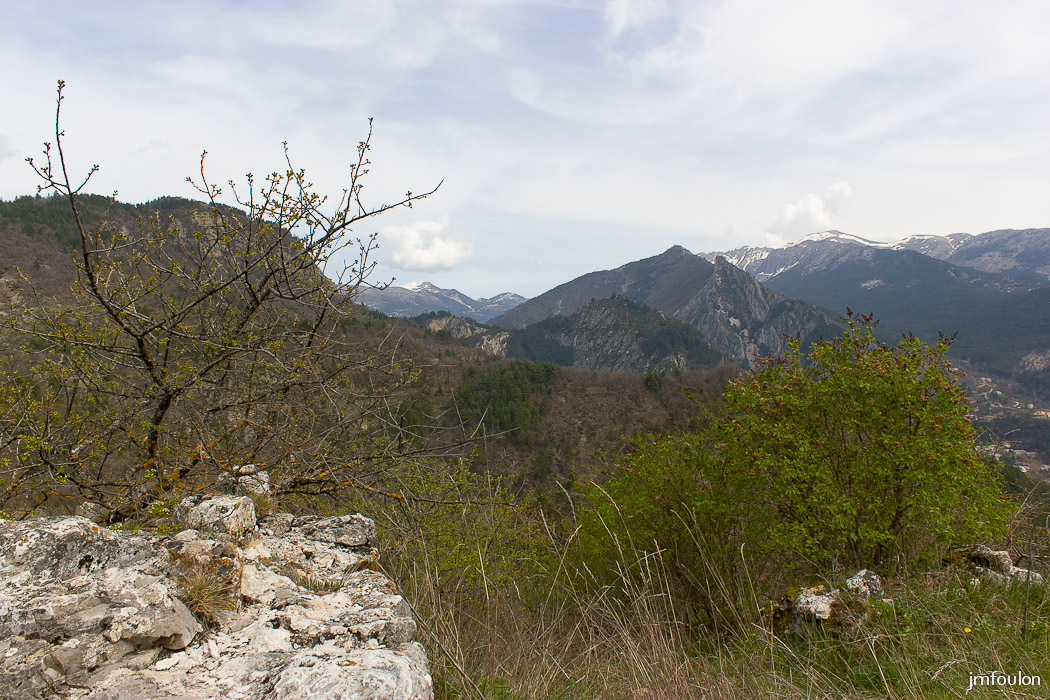 castellane-nd-roc-039.jpg - Vue vers l'Est depuis le sommet du rocher