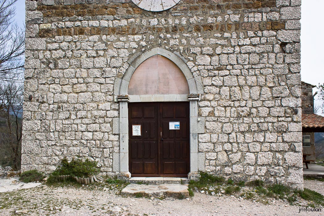 castellane-nd-roc-044.jpg - Entrée principale de Notre Dame du Roc à l'Ouest