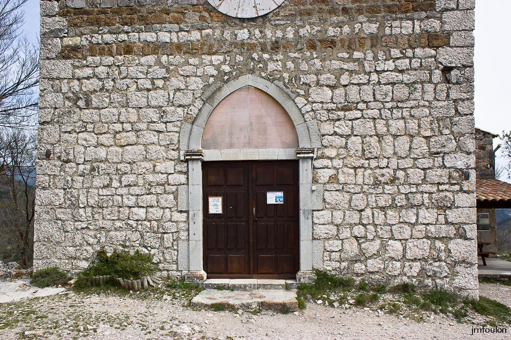 castellane-nd-roc-044.jpg - Entrée principale de Notre Dame du Roc à l'Ouest