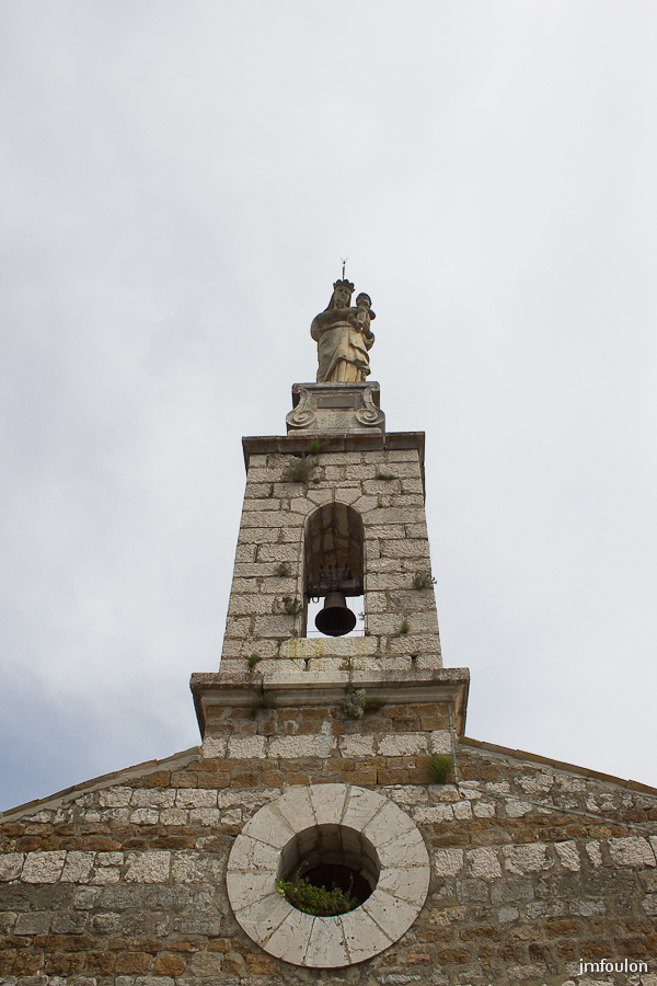 castellane-nd-roc-045.jpg - La statue et le clocher qui suplombent Notre Dame du Roc