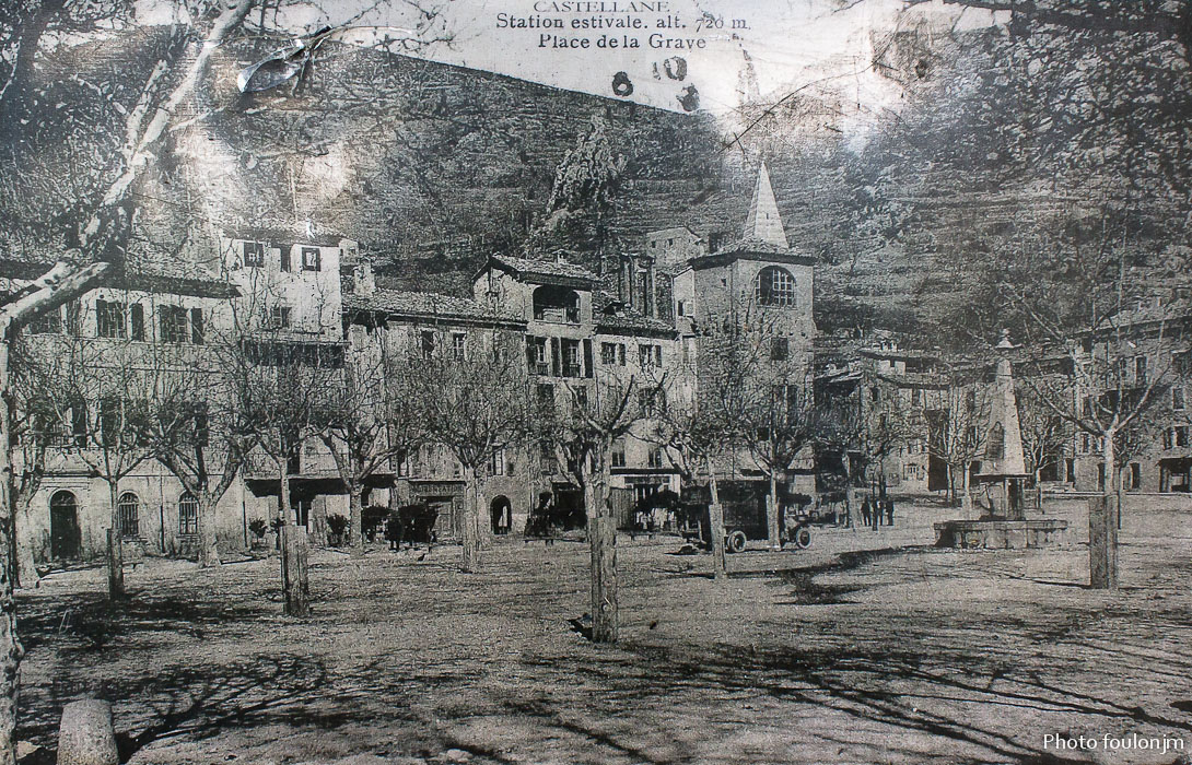 castellane-nd-roc-053.jpg - Castellane (Place de l'Eglise) au début du XXème siècle