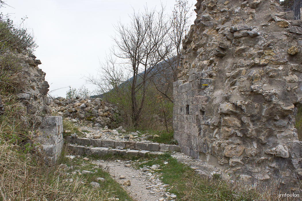 castellane-nd-roc-063.jpg - Vestiges de la porte vues de l'extérieur
