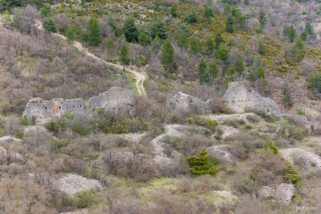 castellane-nd-roc-065.jpg - Les vestiges du rempart Nord. Le reste du village n'est plus que tas de pierres
