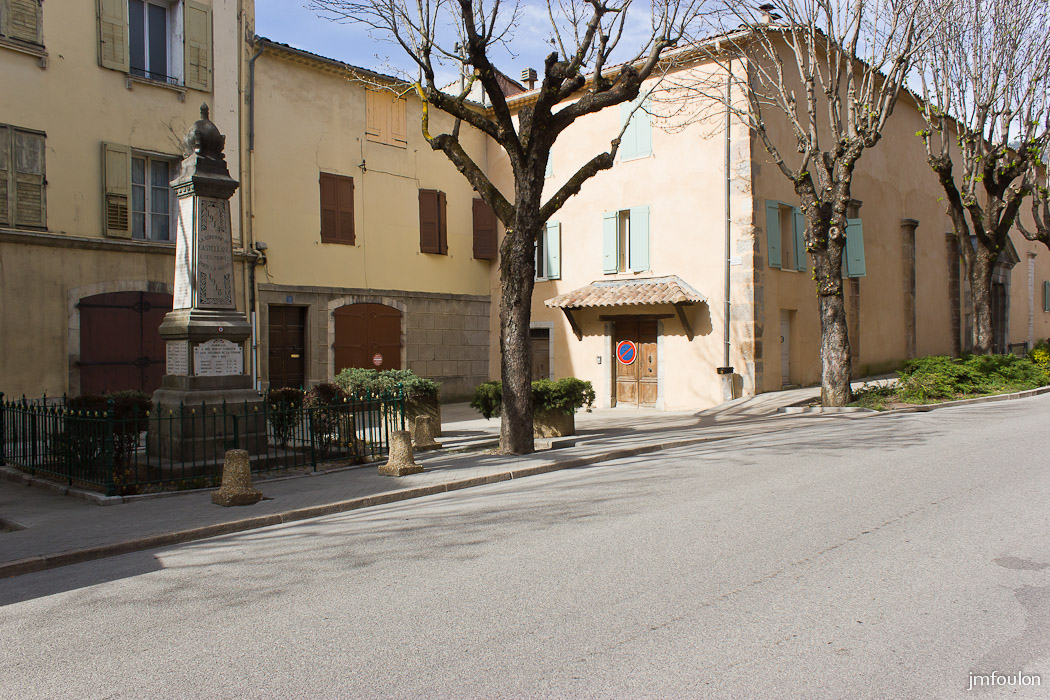 castellane-001.jpg - Castellane - Bd Saint-Michel et monument aux morts de la grande guerre