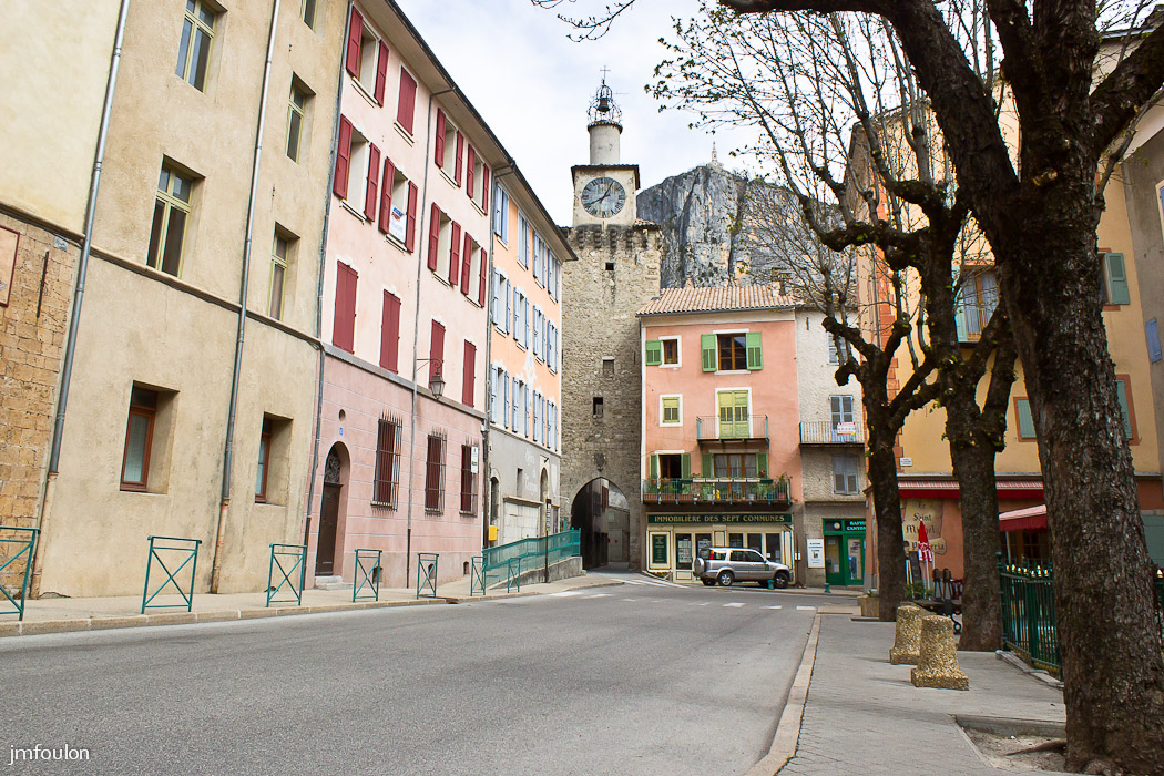 castellane-002.jpg - Castellane - Bd Saint-Michel et Tour de l'Horloge, une des portes qui permettait d'entrer dans la ville fortifiée
