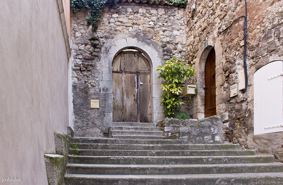 castellane-006.jpg - Porte dans une impasse à gauche de la Tour de l'Horloge (hors les murs)