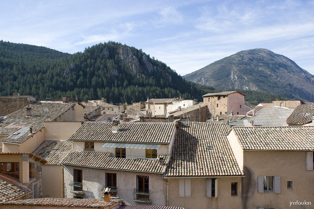 castellane-009.jpg - Castellane - Vue sur les toits de la vieille ville