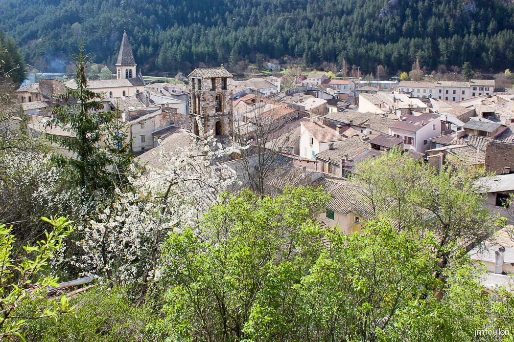 castellane-012.jpg - Castellane - Vue sur les toits de la vieille ville et les clochers de l'eglise Saint Victor (XIIIe) et au loin de l'église du Sacré-Cœur construite en 1868-1873