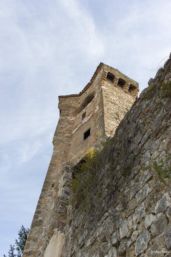 castellane-023.jpg - Castellane - Vestiges du rempart Est et la Tour Pentagonale qui fait l'angle des remparts Nord et Est